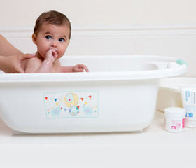 Comment donner le bain à un nouveau-né ?