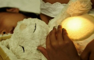 Pour ou contre la veilleuse gardienne du sommeil de votre bébé ?