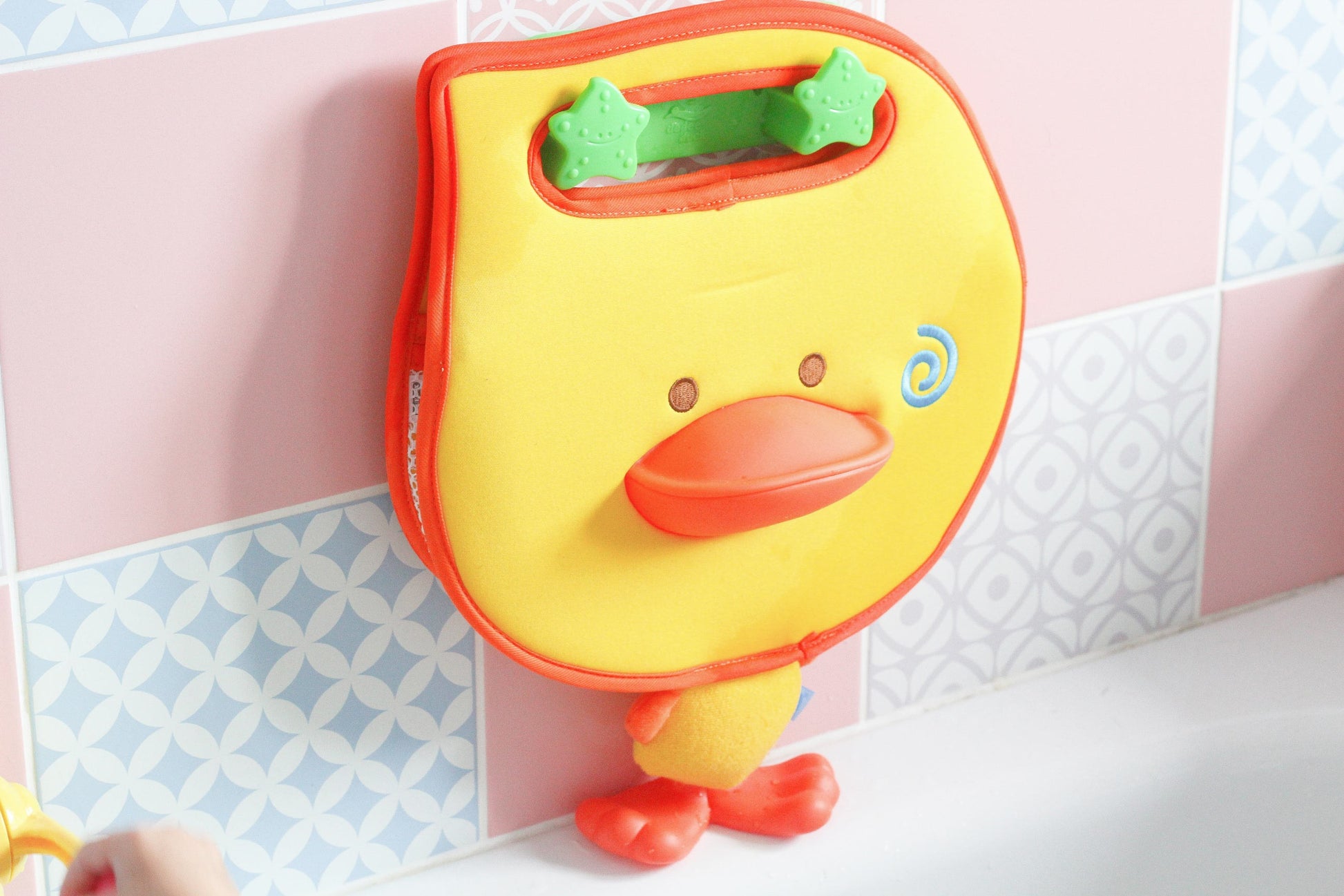 Canard de rangement pour le bain