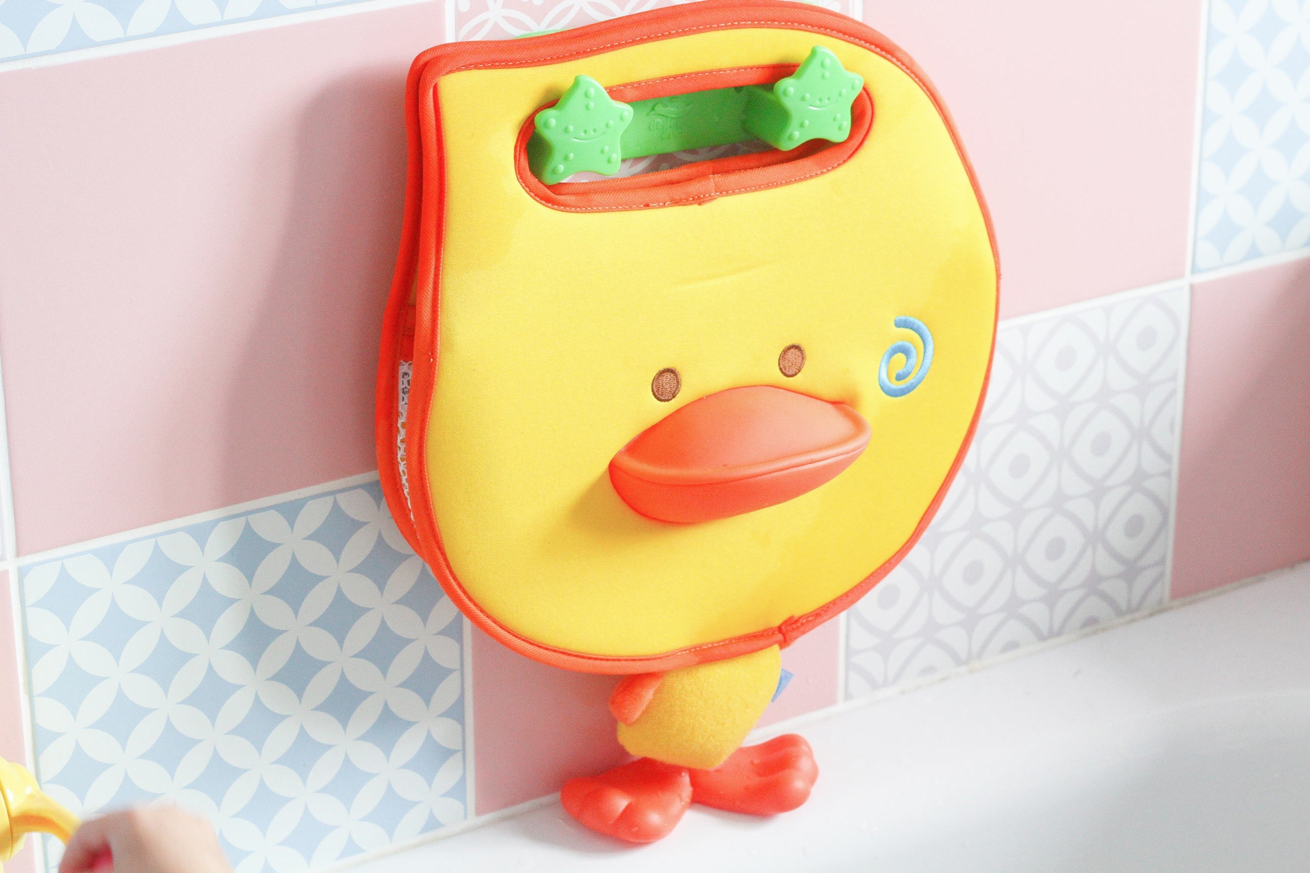 Canard de rangement pour le bain